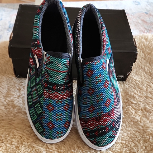 NWT IOB Vintage Women's Textura Rojo Slip-on Sneakers - Picture 3 of 13